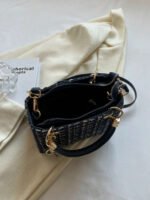 ⁦حقيبة يد سعة كبيرة ذات تفاصيل رقيقة⁩ - الصورة ⁦20⁩