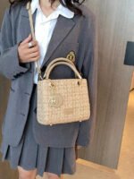 ⁦حقيبة يد سعة كبيرة ذات تفاصيل رقيقة⁩ - الصورة ⁦24⁩