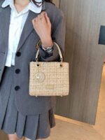 ⁦حقيبة يد سعة كبيرة ذات تفاصيل رقيقة⁩ - الصورة ⁦25⁩