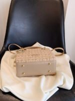 ⁦حقيبة يد سعة كبيرة ذات تفاصيل رقيقة⁩ - الصورة ⁦26⁩