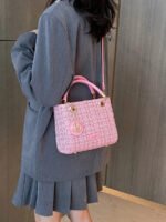 ⁦حقيبة يد سعة كبيرة ذات تفاصيل رقيقة⁩ - الصورة ⁦35⁩