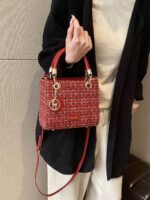 ⁦حقيبة يد سعة كبيرة ذات تفاصيل رقيقة⁩ - الصورة ⁦49⁩