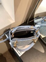 ⁦حقيبة يد سعة كبيرة ذات تفاصيل رقيقة⁩ - الصورة ⁦54⁩