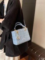 ⁦حقيبة يد سعة كبيرة ذات تفاصيل رقيقة⁩ - الصورة ⁦58⁩