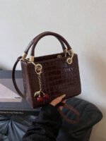 ⁦حقيبة يد سعة كبيرة ذات تفاصيل رقيقة⁩ - الصورة ⁦63⁩