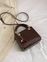 ⁦حقيبة يد سعة كبيرة ذات تفاصيل رقيقة⁩ - الصورة ⁦65⁩