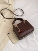 ⁦حقيبة يد سعة كبيرة ذات تفاصيل رقيقة⁩ - الصورة ⁦67⁩