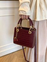 ⁦حقيبة يد سعة كبيرة ذات تفاصيل رقيقة⁩ - الصورة ⁦71⁩