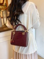 ⁦حقيبة يد سعة كبيرة ذات تفاصيل رقيقة⁩ - الصورة ⁦73⁩