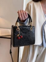 ⁦حقيبة يد سعة كبيرة ذات تفاصيل رقيقة⁩ - الصورة ⁦78⁩