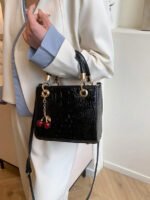 ⁦حقيبة يد سعة كبيرة ذات تفاصيل رقيقة⁩ - الصورة ⁦79⁩