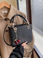 ⁦حقيبة يد سعة كبيرة ذات تفاصيل رقيقة⁩ - الصورة ⁦81⁩