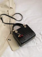 ⁦حقيبة يد سعة كبيرة ذات تفاصيل رقيقة⁩ - الصورة ⁦82⁩