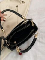 ⁦حقيبة يد سعة كبيرة ذات تفاصيل رقيقة⁩ - الصورة ⁦83⁩