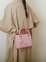 ⁦حقيبة يد سعة كبيرة ذات تفاصيل رقيقة⁩ - الصورة ⁦88⁩