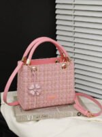 ⁦حقيبة يد سعة كبيرة ذات تفاصيل رقيقة⁩ - الصورة ⁦90⁩