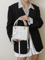 ⁦حقيبة يد سعة كبيرة ذات تفاصيل رقيقة⁩ - الصورة ⁦95⁩