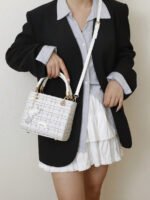 ⁦حقيبة يد سعة كبيرة ذات تفاصيل رقيقة⁩ - الصورة ⁦96⁩