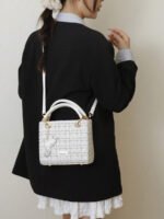 ⁦حقيبة يد سعة كبيرة ذات تفاصيل رقيقة⁩ - الصورة ⁦97⁩