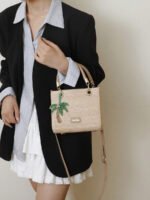 ⁦حقيبة يد سعة كبيرة ذات تفاصيل رقيقة⁩ - الصورة ⁦105⁩