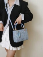 ⁦حقيبة يد سعة كبيرة ذات تفاصيل رقيقة⁩ - الصورة ⁦115⁩